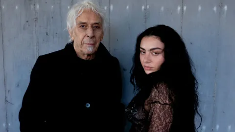Charli XCX lanzó un sencillo con la leyenda de la música experimental, John Cale