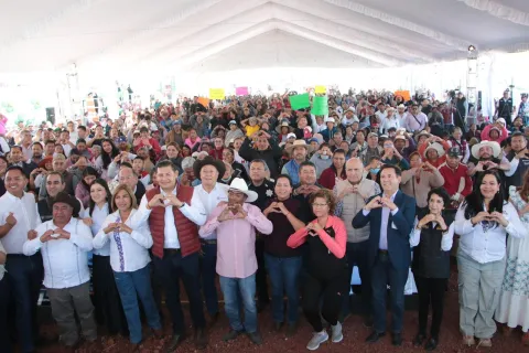 La Secretaría de Agricultura y Desarrollo Rural, entregó material genético para la instalación de gallineros rurales y urbanos y paquetes de plantas frutales.