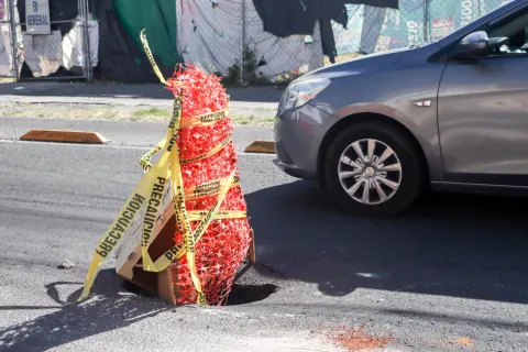 Se forma socavón en la calle 9 Sur en la ciudad de Puebla.