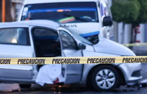 Fuerte choque entre transporte público y vehículo particular deja un hombre sin vida en Tlaxcala.