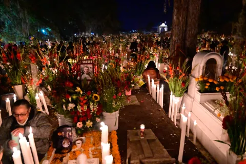 Cientos de familias se reúnen para acompañar a sus difuntos en Calixtlahuaca, Estado de México.