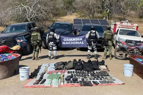 Aseguran arsenal y 330 kilogramos de droga sintética en un lugar conocido como Las Trincheras, en el municipio de Huetamo, Michoacán.