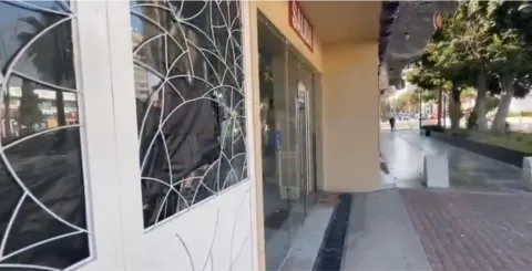 Tienda china de Puebla es víctima de cristalazo en la Avenida Juárez.