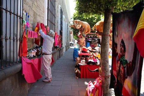 Realizan venta de souvenirs para la corrida de toros en la capital de Tlaxcala.