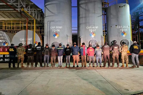 Gabinete de seguridad detiene a ocho personas y asegura 250,000 litros de combustible.