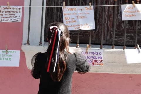 Instalan tendedero de denuncia en el Museo Miguel N. Lira por el 25N.