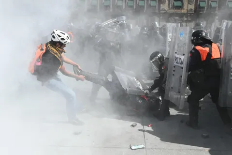 Por marcha de la Generación Z en la CDMX hay 20 detenidos y 120 lesionados, entre ellos 100 policías.