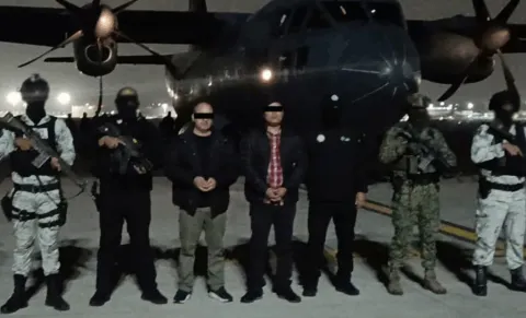 Detuvieron a Saúl "N", identificado como líder de una célula delictiva y a su jefe de escoltas, en Tijuana, Baja California.