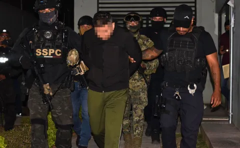 Jorge Armando, alias "El Licenciado", presunto autor intelectual del asesinato del alcalde de Uruapan, Michoacán, Carlos Alberto Manzo Rodríguez, fue trasladado a un penal federal.