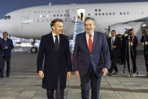 El canciller de México, Juan Ramón de la Fuente, recibió este viernes al presidente de Francia, Emmanuel Macron.
