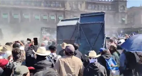 Policías recibió a la Generación Z con gas lacrimógeno y con golpes.