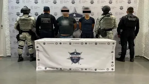 En operativos realizados en Michoacán, autoridades detienen a siete personas, aseguran dosis de droga, armas y vehículos.