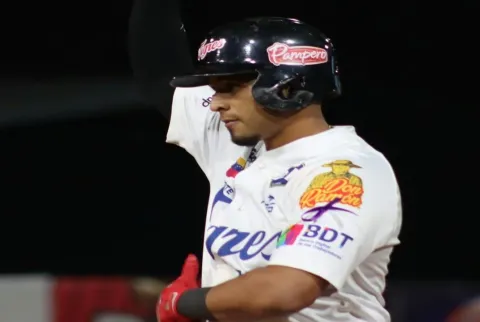 Cedrola se fue de 5-4 con cuadrangular, pero Aragua cayó 9-6 ante los Leones del Caracas.