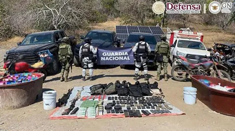 En distintas acciones, detuvieron a cinco personas, aseguraron drogas, armas de fuego, materiales explosivos y vehículos.