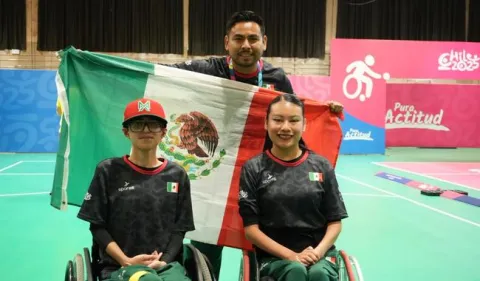 La pareja mixta de boccia BC4 festeja su medalla de plata, en el último día de Chile 2025.