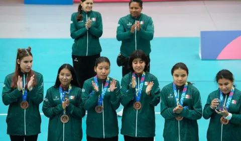 Selección femenil de golbol recibe su medalla de Chile 2025.