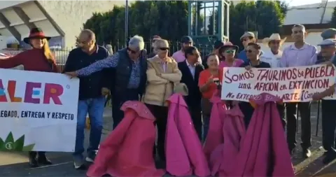 Manifestación del grupo taurino de Puebla en la Plaza de Toros El Relicario.