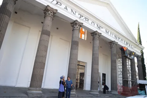 Llevan a cabo mantenimiento al Panteón Municipal de Puebla.