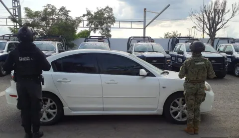 Marina en coadyuvancia con la Secretaría de Seguridad Pública, detiene a 51 presuntos infractores de la ley, asegurando armamento, vehículos, equipos telefónicos, inmuebles y presunta droga en el estado de Colima.