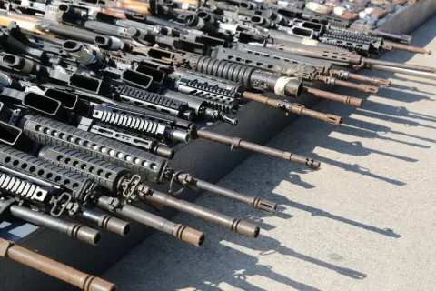 La SEDENA destruye en Acapulco 210 armas decomisadas.