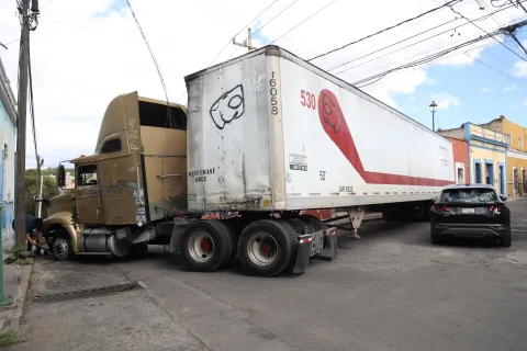 Tráiler para tráfico en la 14 Norte y 4 Oriente.