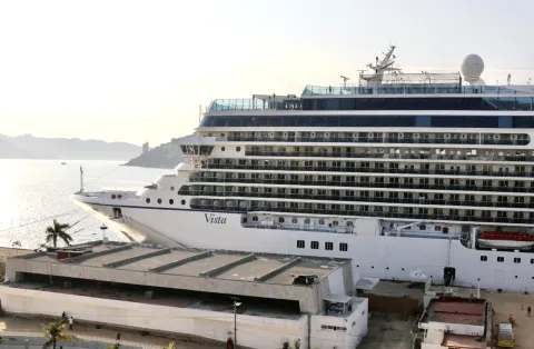 Atraca en Acapulco el último crucero del año, el MS Vista con más de mil pasajeros.
