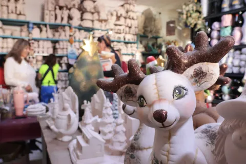 Cerámica para decorar esta Navidad en la ciudad de Puebla.