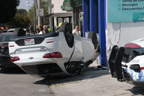 Se registra volcadura en la 31 Oriente y 8 Sur en la ciudad de Puebla.