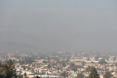 Mañana fría y con el volcán Popocatépetl oculto.