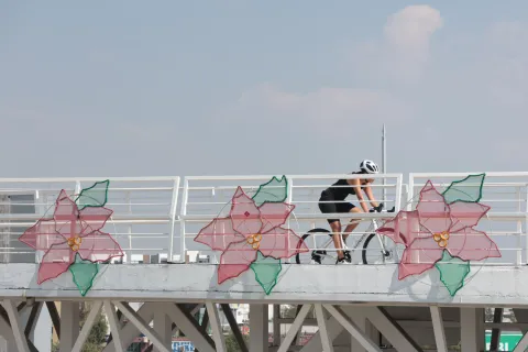 Ha sido colocada nueva luminaria navideña en la Vía Atlixcáyotl.