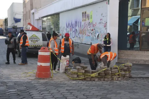 Brigada Urbana atiende bache en la 9 Oriente en el Centro Histórico de Puebla.