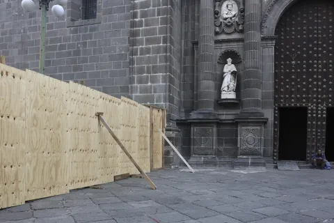 Intervención en el Atrio de la Catedral de Puebla.