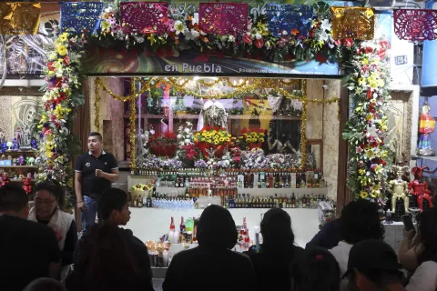 Creyentes agradecen a la Santa Muerte por este año.