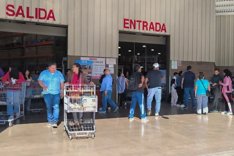 Alta afluencia de personas en el Costco en Puebla.