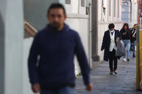 Poblanos se protegen por el Frente Frío Número 23.