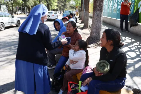 Familias comparten esta Navidad en los hospitales de Puebla.