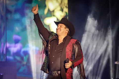 Julión Álvarez paró su concierto en Honduras porque le lanzaron celulares.