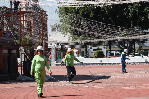 Colocación de luces navideñas en el Kiosco del Paseo Bravo en la ciudad de Puebla.