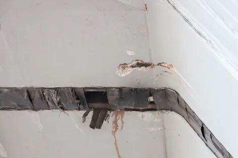 Deterioro significativo en el puente de la Calzada Ignacio Zaragoza en Puebla.