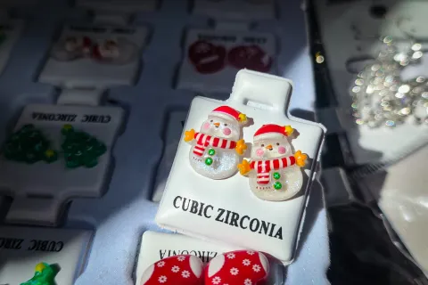 Comercializan aretes y anillos de temporada navideña en Puebla.