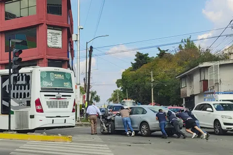 Accidente vehicular entre un auto particular y una unidad del RUTA.