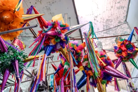 Elaboración de piñatas en el mercado Venustiano Carranza en Puebla.