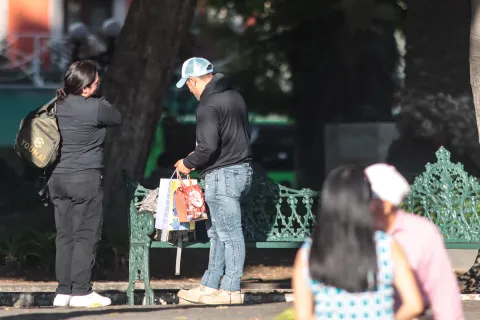 Compra de regalos navideños de última hora en la ciudad de Puebla.