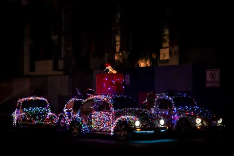 Caravana de Vochos iluminan las calles de Puebla.