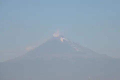 Volcán Popocatépetl bajo un cielo despejado desde la ciudad de Puebla.
