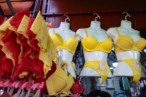 Lencería roja y amarilla para recibir el año nuevo en Mercado 5 de Mayo.