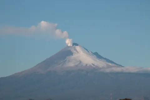 Volcán Popocatépetl cubierto de nieve.