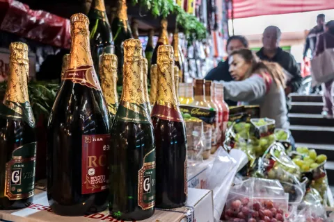 Venta de uva y sidra en mercados de la ciudad de Puebla.