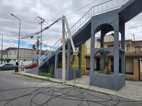 Bloqueo en Periférico Ecológico de Puebla por caída de cable de luz.