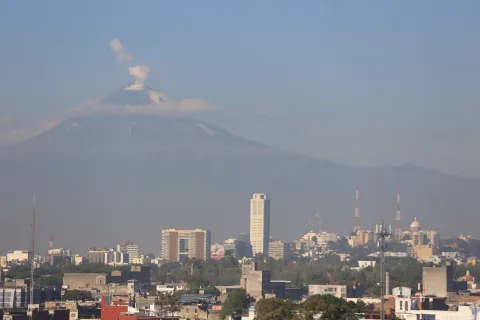El Volcán Popocatépetl amanece con una ligera fumarola.